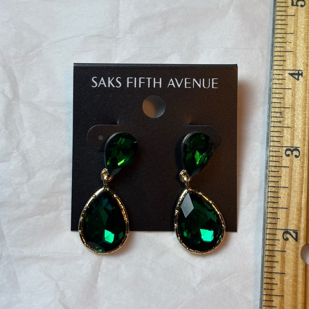 Saks Fifth Ave Green Glass Blingy Women’s Earrings NWT, Classic Elegant Green